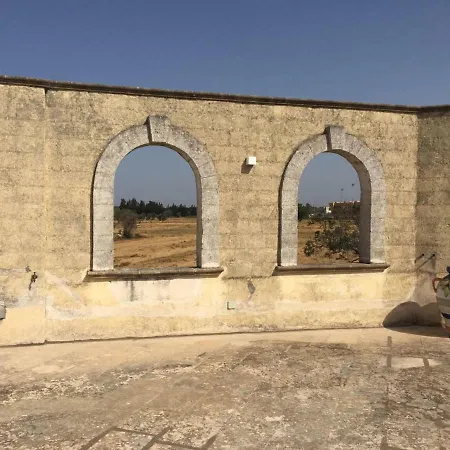 Nyaraló Starace - *